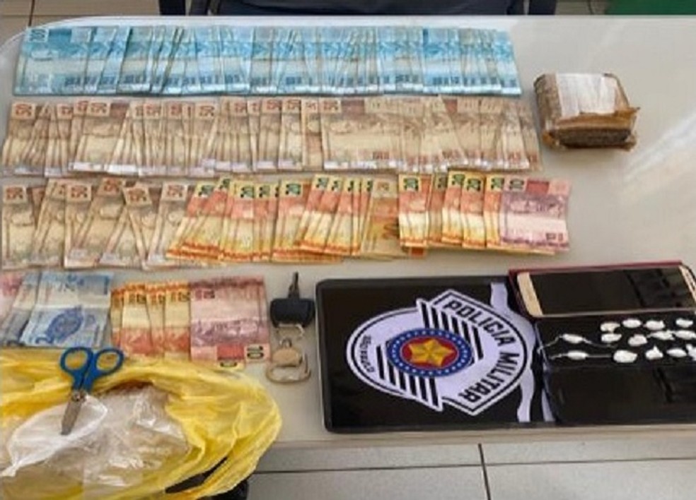 Rapaz é preso com drogas e dinheiro em Piraju — Foto: Polícia Militar/Divulgação