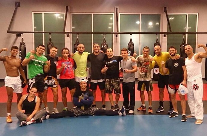 Tropa da American Top Team auxilia Marcelo Guimarães nos treinos para o UFC 196 (Foto: Carina Damm/Arquivo Pessoal)