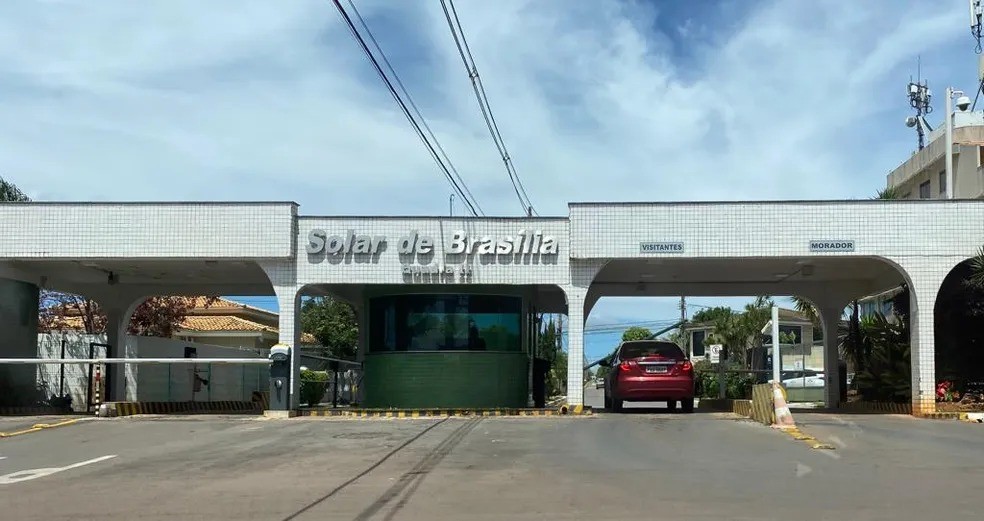 Entrada do condom&iacute;nio do ex-presidente Jair Bolsonaro &mdash; Foto: Alice Cravo/ Ag&ecirc;ncia O Globo