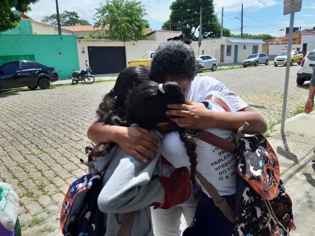 Estudantes se abraÃ§am apÃ³s ataque a escola de Suzano â€” Foto: Maiara Barbosa/G1