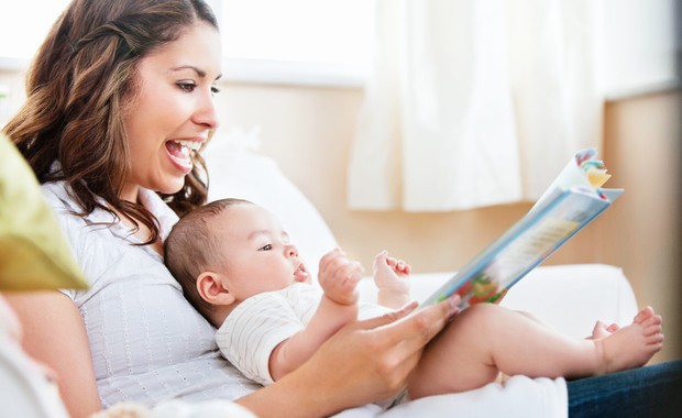 Mãe lendo livro para bebê (Foto: Shutterstock)