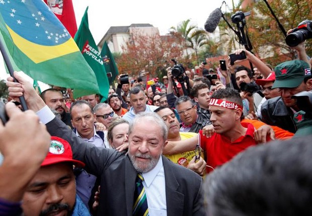 O ex-presidente Luiz Inácio Lula da Silva chega para depoimento na Justiça Federal de Curitiba (Foto: Paulo Whitaker/Reuters)