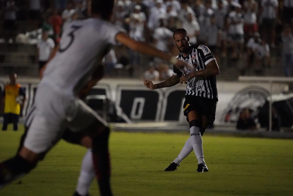 De falta, Fred abriu o caminho da vitÃ³ria para o  Botafogo-PB â€” Foto: Paulo Cavalcanti / Botafogo-PB