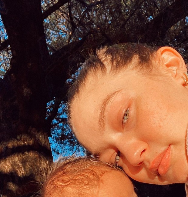 Gigi Hadid e a filha (Foto: Reprodução / Instagram)