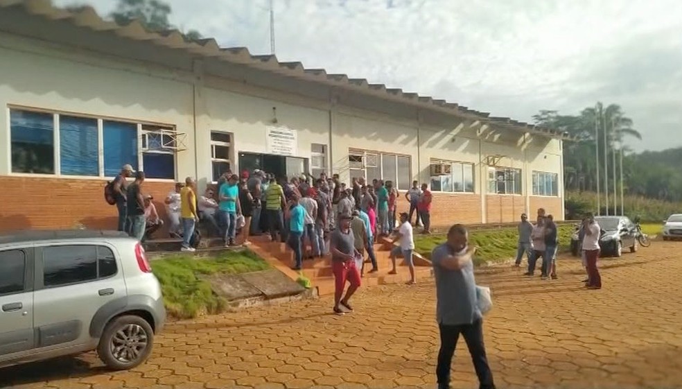 Trabalhadores fizeram protesto para cobrar pagamento da rescisão — Foto: TVCA/Reprodução