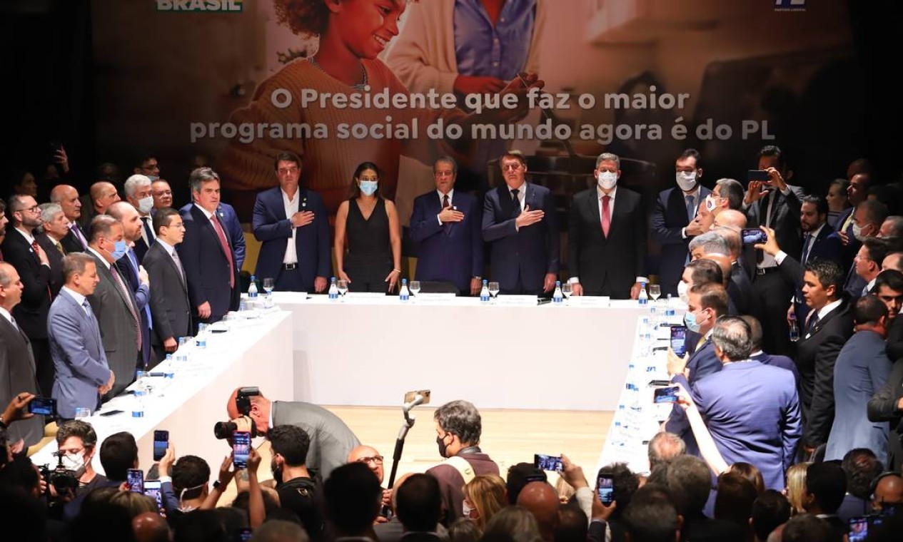 Bolsonaro, que se elegeu pregando distância do dito Centrão e contra o principal programa de transferência do país, o extinto Bolsa Família, se filia ao Partido Liberal (PL), sob slogan aluviso ao do PT  — Foto: Divulgação