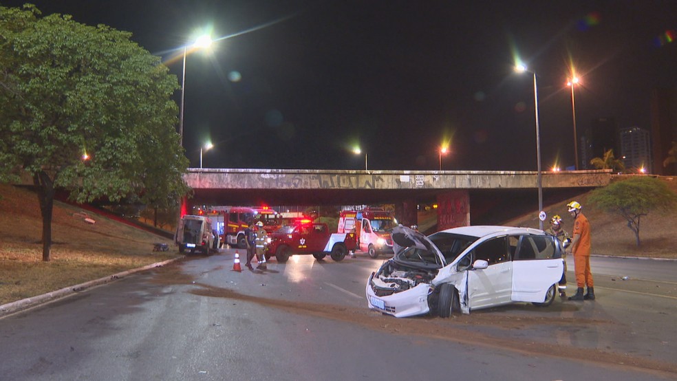 Acidente entre carro e ambulância deixa seis pessoas feridas no DF — Foto: TV Globo/Reprodução
