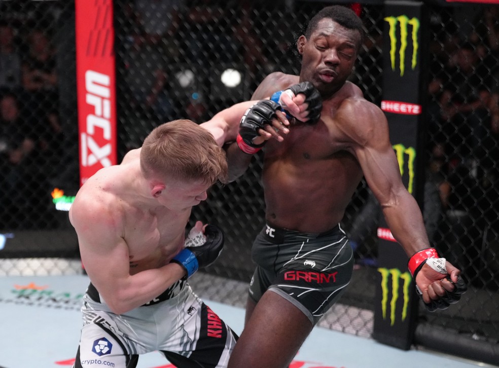 Sergey Khandozhko venceu Dwight Grant por nocaute técnico aos 4min15s do R2 — Foto: Jeff Bottari/Zuffa LLC