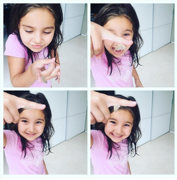 Olívia se diverte com a borboleta (Foto: Reproduçã/ Instagram)