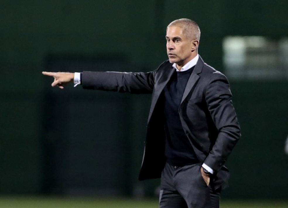Sylvinho foi anunciado como o o novo técnico da seleção da Albânia — Foto: Divulgação / FSHF