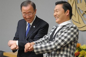 Ban Ki-moon recebeu o rapper sul-coreano PSY, autor do tema 