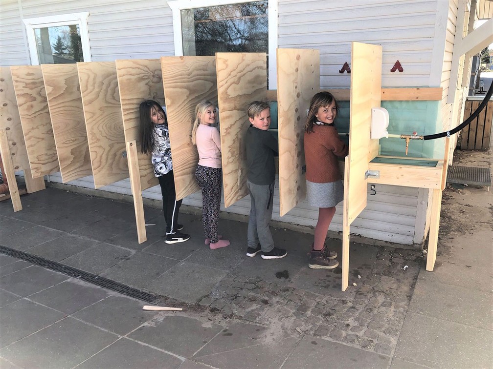 Crianças lavam as mãos na escola Gudenåskolen, na Dinamarca  — Foto: Lone Mathiesen/ Divulgação/ Embaixada da Dinamarca no Brasil
