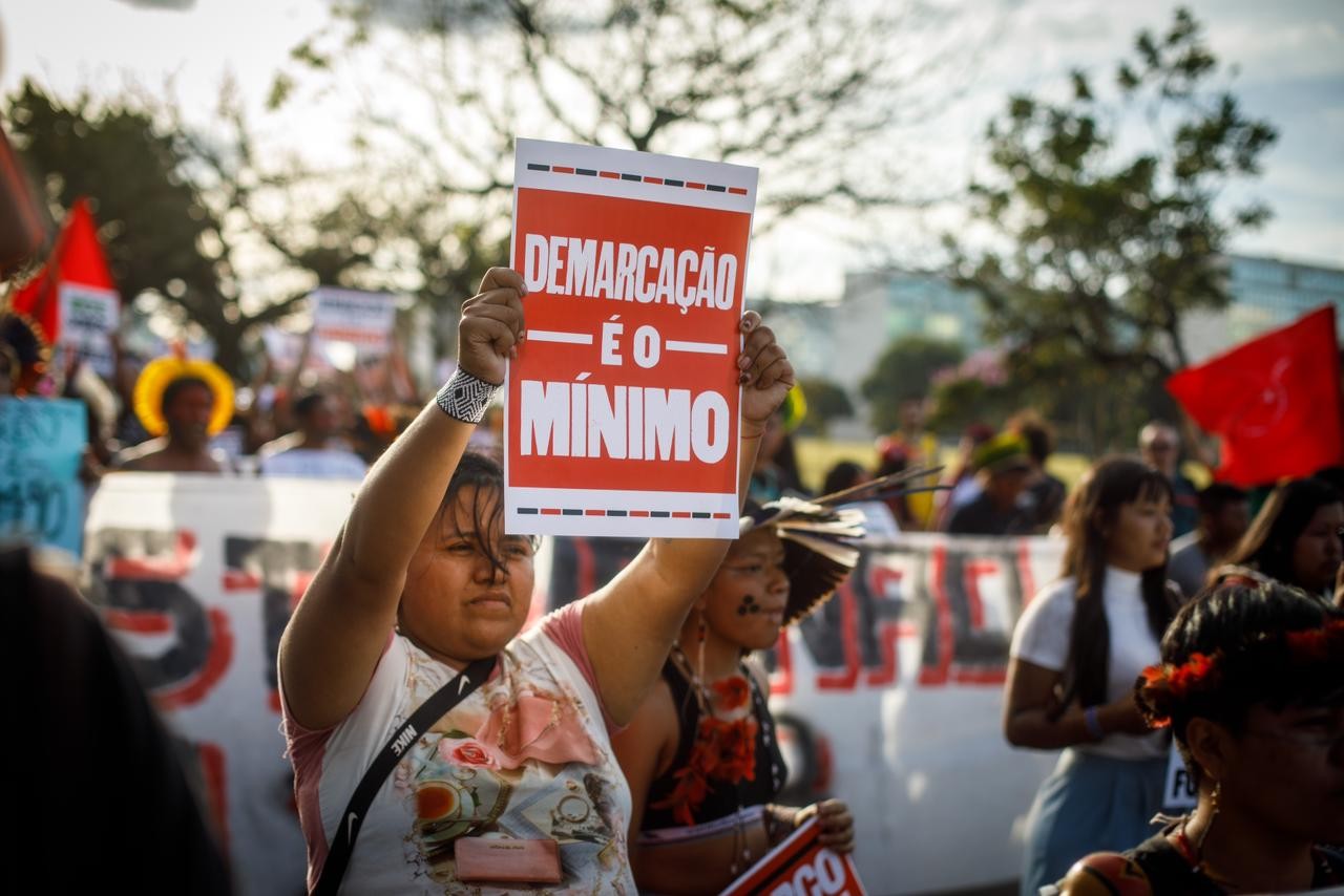 Indígenas protestam pela demarcação de terra — Foto: Brenno Carvalho/Agência O Globo