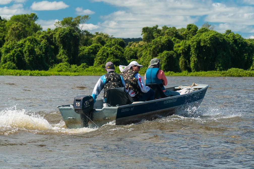 A maior parte dos barcos de pesca no Pantanal sÃ£o composta por dois pescadores amadores (turistas) e um piloteiro, geralmente um ex-pescador profissional que agora trabalha no turismo â Foto: Eduardo Palacio/G1