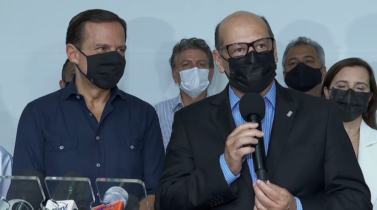 Diretor do Butantan pede que Bolsonaro tenha 'dignidade' para defender a Coronavac e negociar com a China