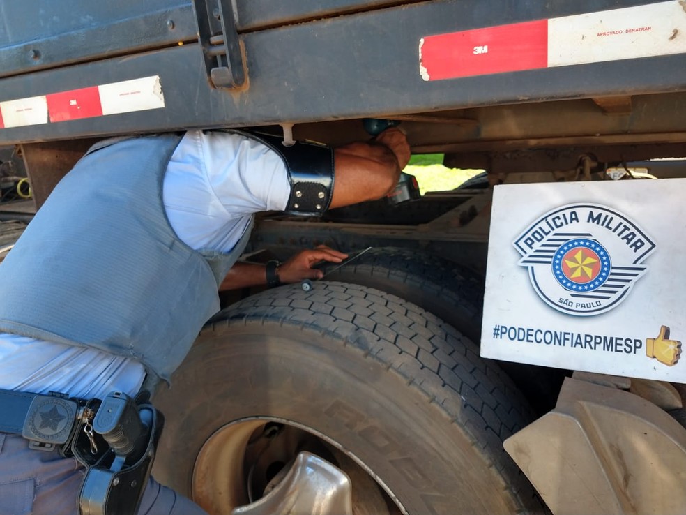 Policial rodoviário fiscaliza caminhão que carregava soja e cocaína, na Arlindo Béttio — Foto: Cedida/Polícia Rodoviária