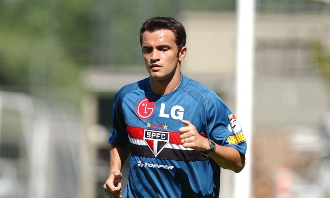 Em 2005, Falcão jogou futebol de campo pelo São Paulo, mas teve pouco espaço com o técnico Emerson Leão