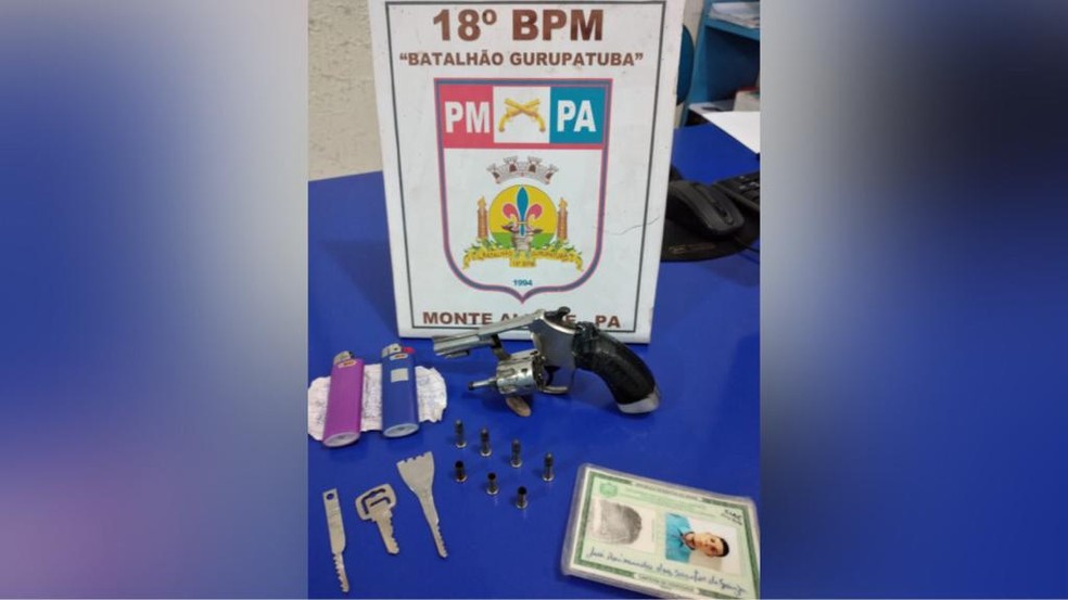 Arma, munições e chaves encontradas com Gildson Loureiro — Foto: Polícia Militar/Divulgação