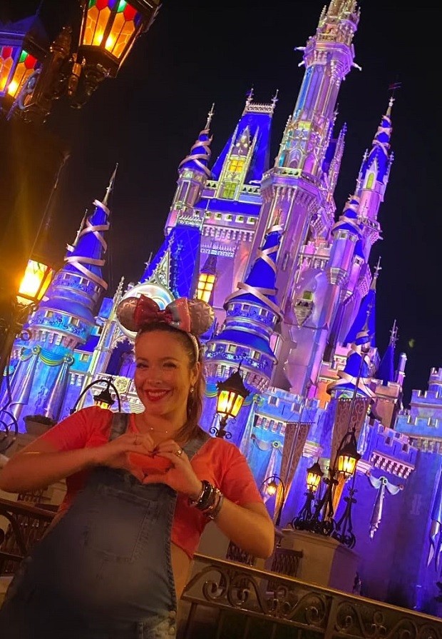 Renata Dominguez posa em frente ao Castelo da Cinderela, no Magic Kingdom, na Disney (Foto: Reprodução/Instagram)