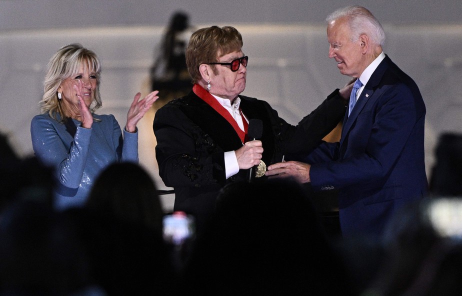 Elton John recebe medalha de Joe Biden e faz apresentação na Casa Branca