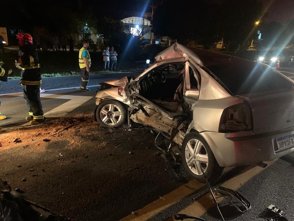 Vítimas em estado grave ficaram presas nas ferragens — Foto: Joãozinho/Rádio Tupã