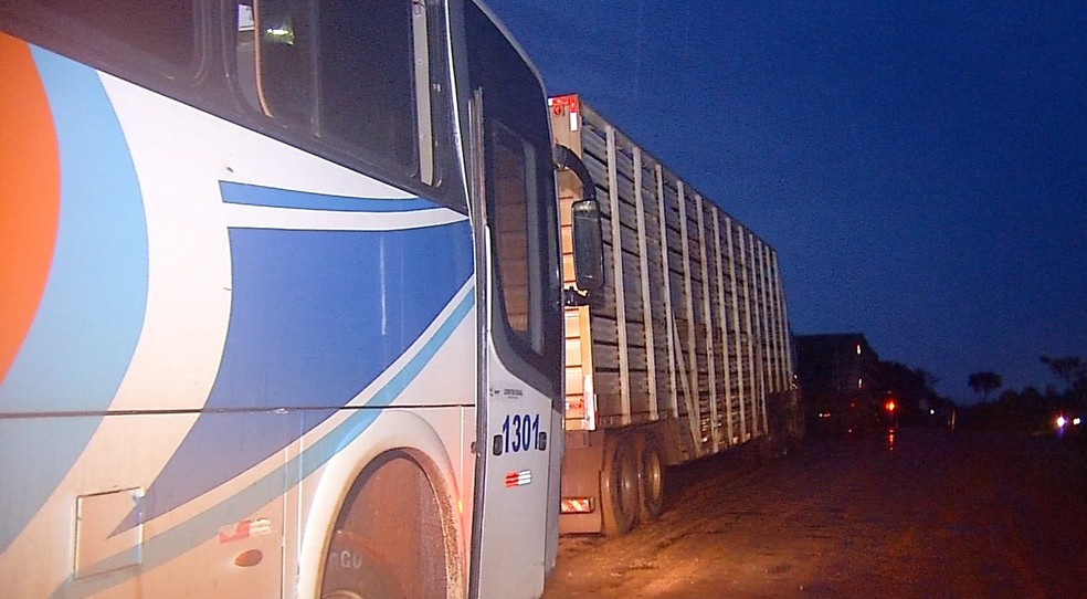 Passageiros e motoristas demoram dias para chegarem aos destinos e precisam dormir nas estradas — Foto: TVCA/Reprodução