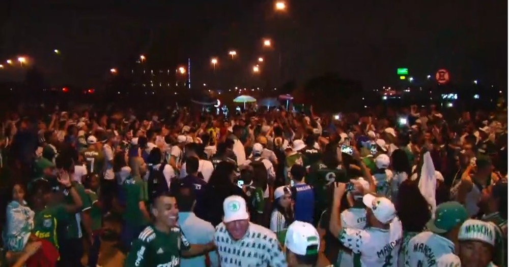 Torcedores lotam 