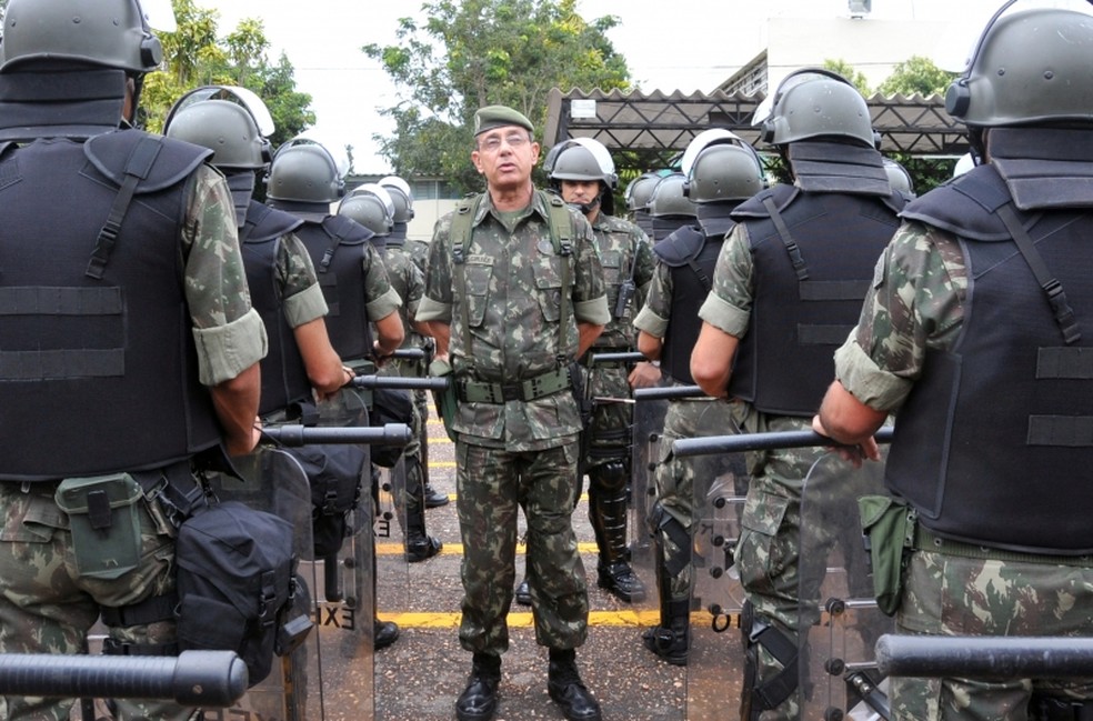 O general Jesus Corrêa durante revista em tropas do Exército — Foto: Agência Brasil
