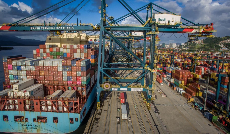 Porto de Santos: o país produz e exporta menos do que poderia