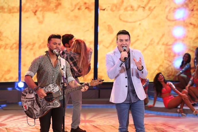 A dupla Marcos e Belutti cantou grandes sucessos no palco do Domingão (Foto: Carol Caminha / Gshow)