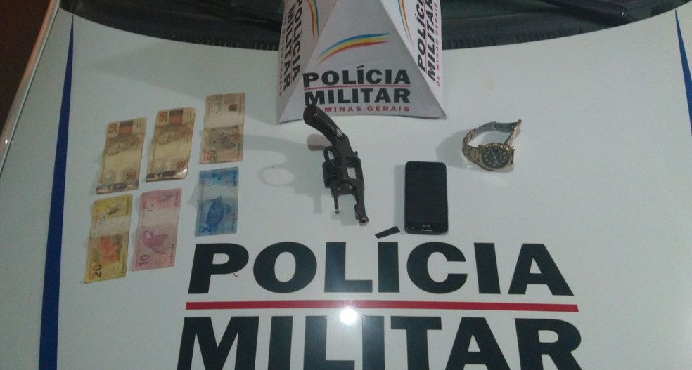 Arma foi apreendida após assalto em Montes Claros (Foto: Polícia Militar/Divulgação)