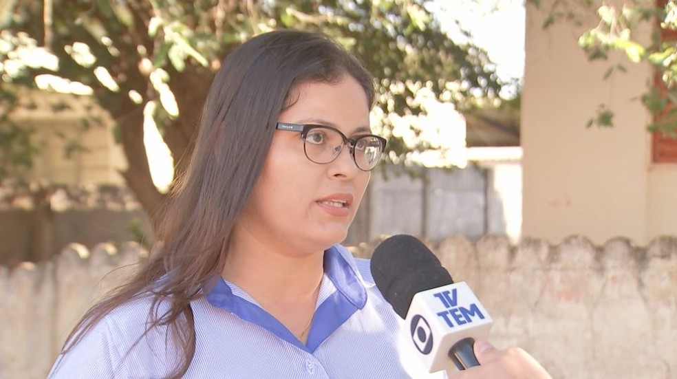 Agente de endemias Joice de Melo Matos explica sobre os cuidados para prevenir o aparecimento dos aracnídeos (Foto: Reprodução/TV TEM)