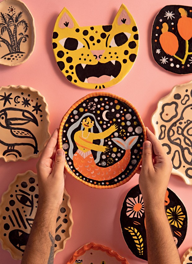 O adorno Onça de parede e os pratinhos decorativos, que são desenhados diretamente na cerâmica (Foto: Bruna Pontual / Editora Globo)