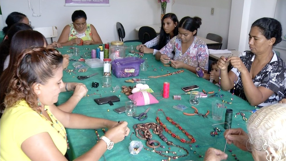 Artesãs se juntam para produzir peças e obter renda — Foto: Reprodução/TV Anhanguera