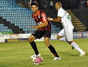 Zagueiro Naldo, do Atlético-PR, contra o Ipatinga (Foto: Gustavo Oliveira/Site oficial do Atlético-PR)