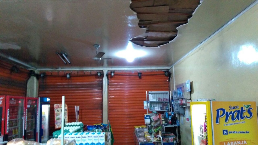 Forro de padaria destruído por ladrões em Campo Grande (Foto: Osvaldo Nóbrega/TV Morena)