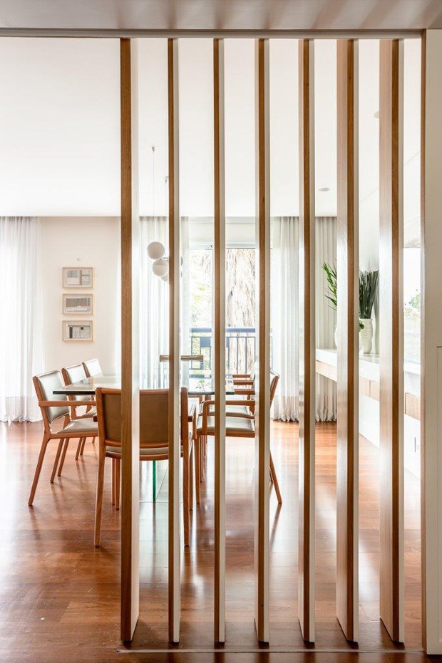 Painel de madeira é o ponto forte do projeto deste apartamento (Foto: Ricardo Bassetti )