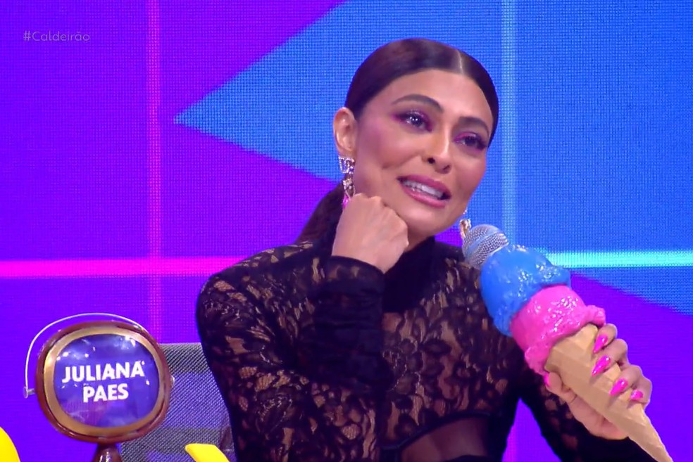 Juliana Paes quebra tradição e dá 10 para candidato que a emocionou no 'Caldeirão' — Foto: Globo