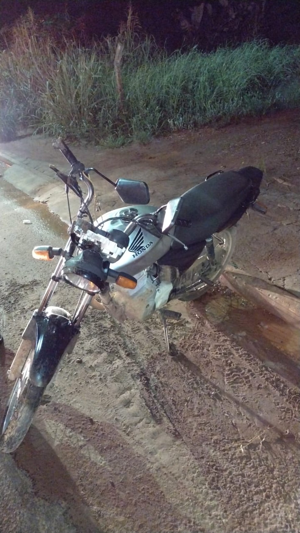 Moto ocupada pelos suspeitos era roubada  — Foto: PM/Divulgação