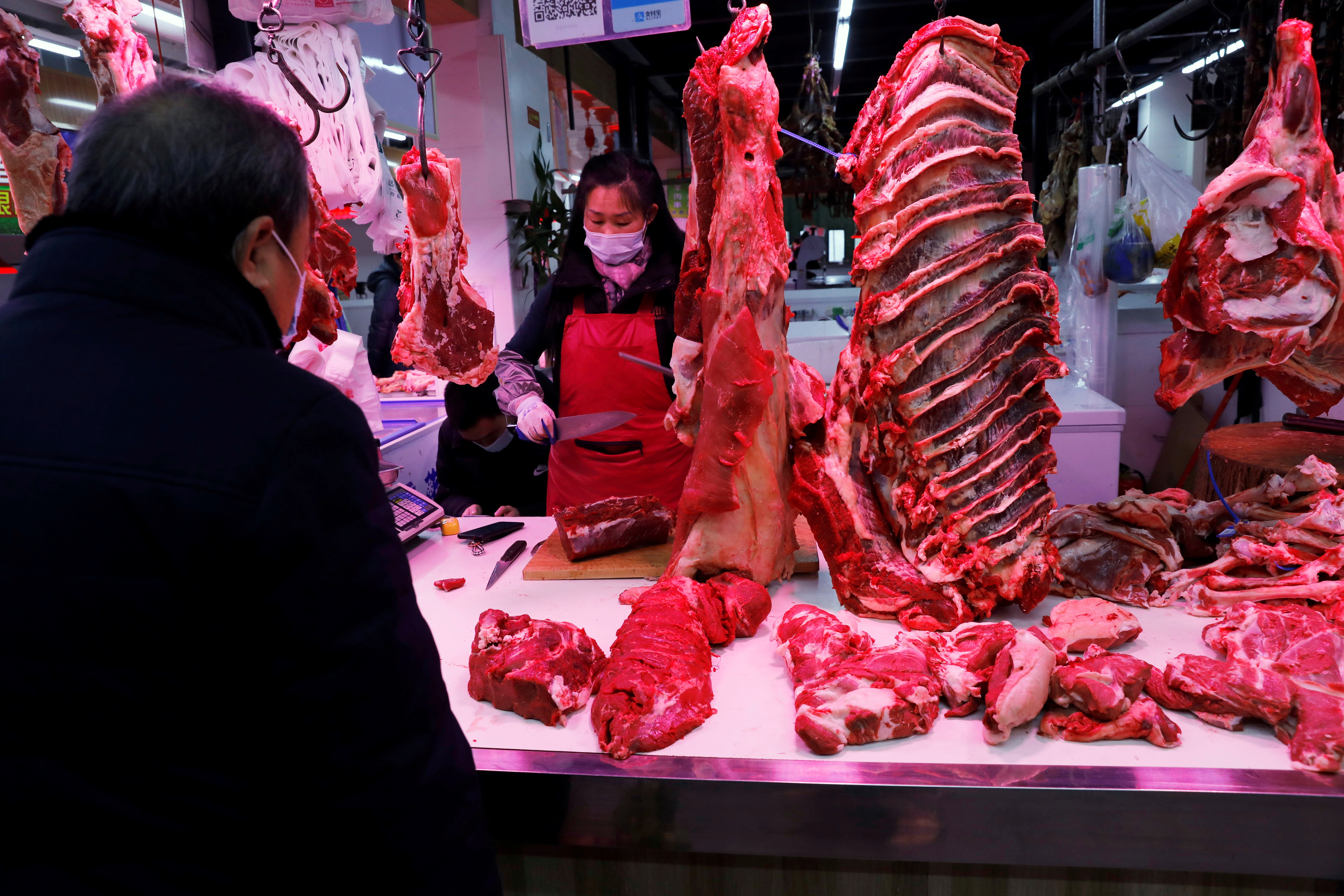 Açougue em Pequim, na China; importações de carne do país atingiram recorde em 2020 (Foto: Tingshu Wang/Reuters)