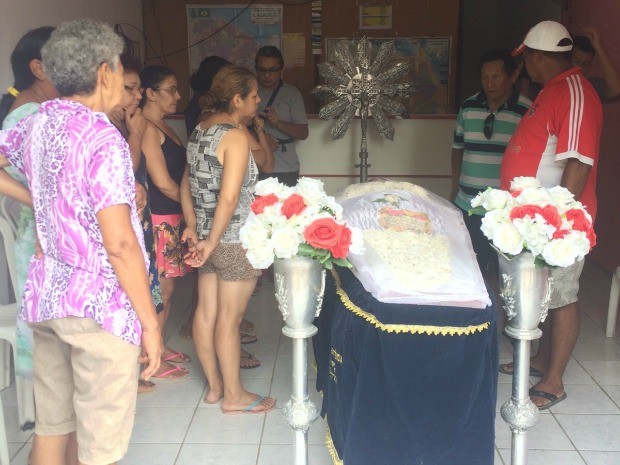 Familiares velam o corpo de uma das vítimas da série de assassinatos na Grande Messejana (Foto: Aline Oliveira/ TV Verdes Mares)
