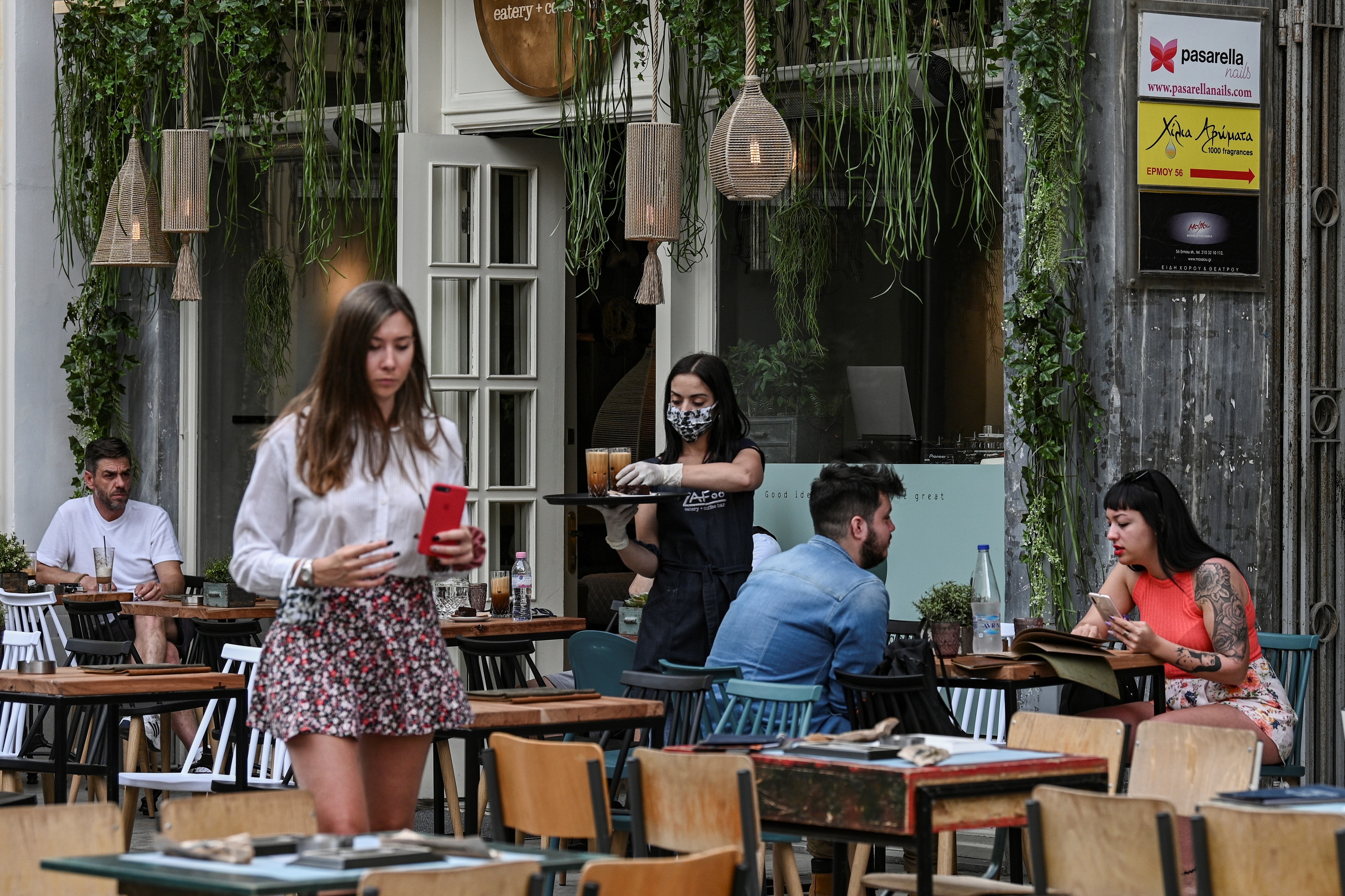Cafés e restaurantes reabrem na Grécia, e população se divide entre preocupação e entusiasmo thumbnail