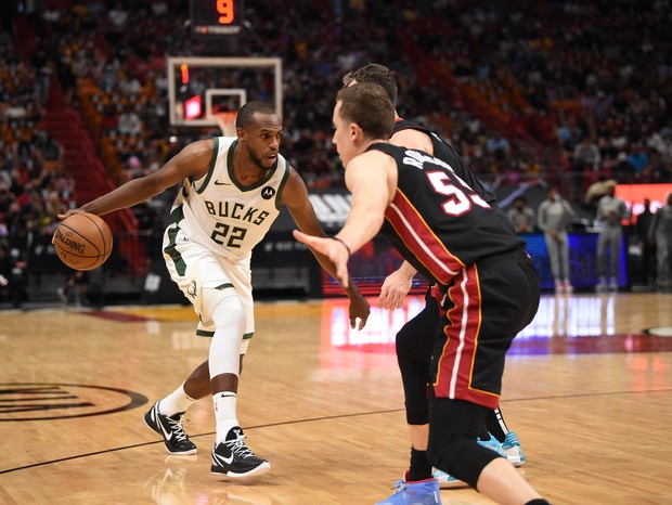 Khris Middleton, do Milwaukee Bucks, usa Nike Kobe 6 Protro "Mambacita"  (Foto: David Dow/NBAE via Getty Images)