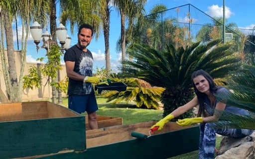 Luciano Camargo monta horta em casa com ajuda da mulher