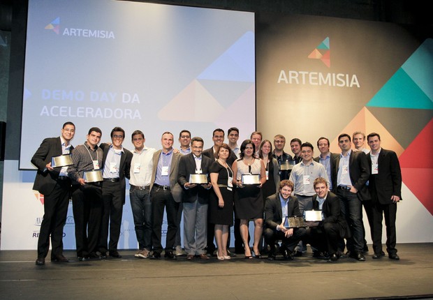 Startups aceleradas e equipe da Artemisia durante o Demo Day (Foto: Gui Tamburus/Divulgação)