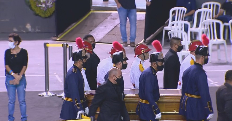 GOIÁS - GOIANIA - Bombeiros levam caixão de Marília Mendonça para o cemitério Parque Memorial — Foto: TV Anhanguera