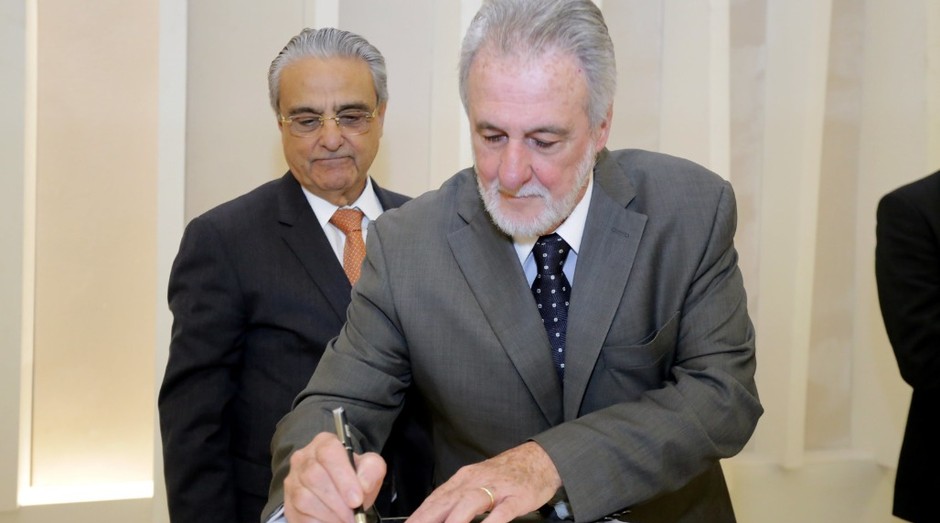 Presidente do Sebrae, Carlos Melles, assina parceria com a CNI (Foto: Erivelton Viana)