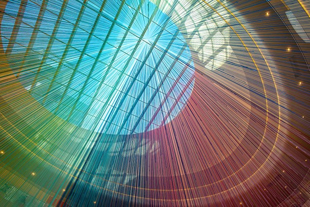 Shopping americano ganha instalação com 13 mil fios coloridos (Foto: Divulgação)