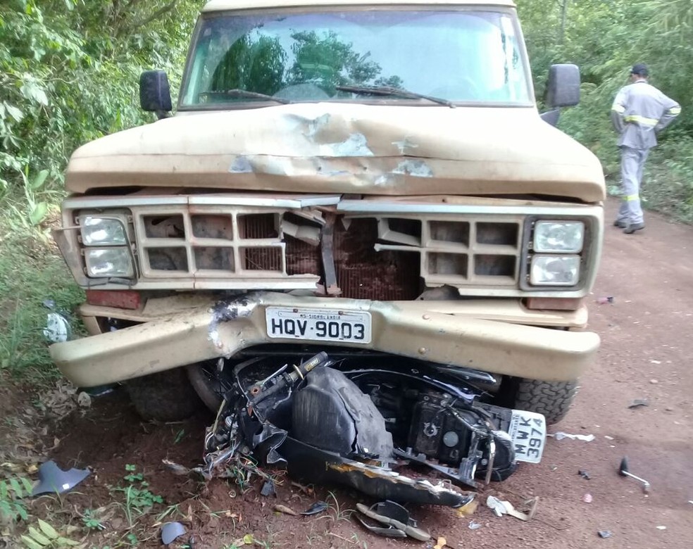 Adolescente morreu após motocicleta bater de frente com caminhonete (Foto: Divulgação)
