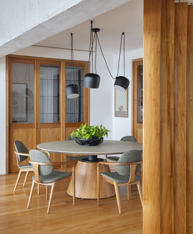Com o pendente Aim Dimlux, da marca Flos, a sala de jantar ganhou movimento. A mesa de jantar Kolonn é da Novo Ambiente e as cadeiras Omar, do Arquivo Contemporâneo (Foto: Divulgação / MCA Estúdio)